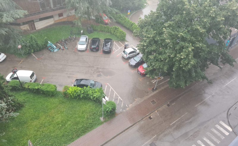 Grad “lupa” automobile: Snažno nevrijeme ponovo se sručilo na Banjaluku VIDEO