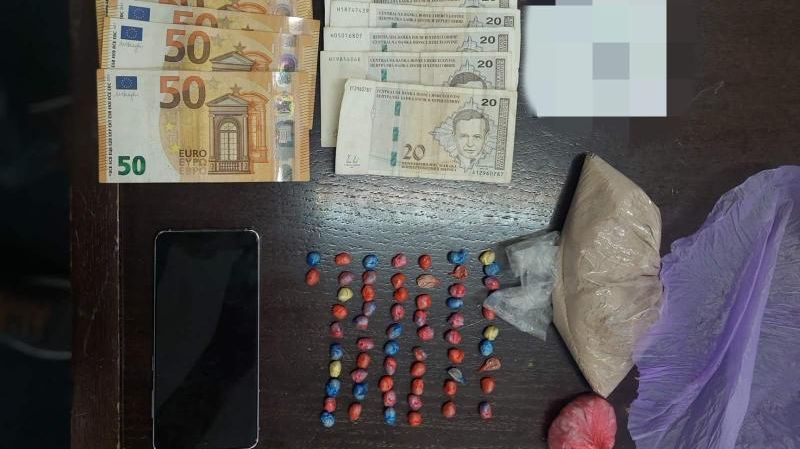 Akcija “Divan”: Uhapšen muškarac, pronađena veća količina heroina
