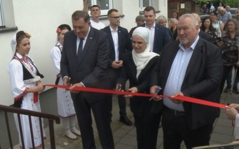 Dodik uručio ključeve za 12 stanova u Amajlijama: Svečan dan, rješavamo važno pitanje