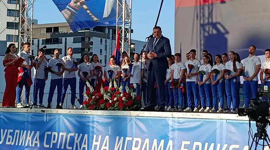 Predstavljeni sportisti iz Srpske za igre BRIKS-a! Dodik uručio zastavu – istorijski trenutak