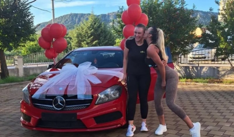 Iznenađenje života! Šefica iz BiH radnici poklonila mercedes, ovo je njihova priča