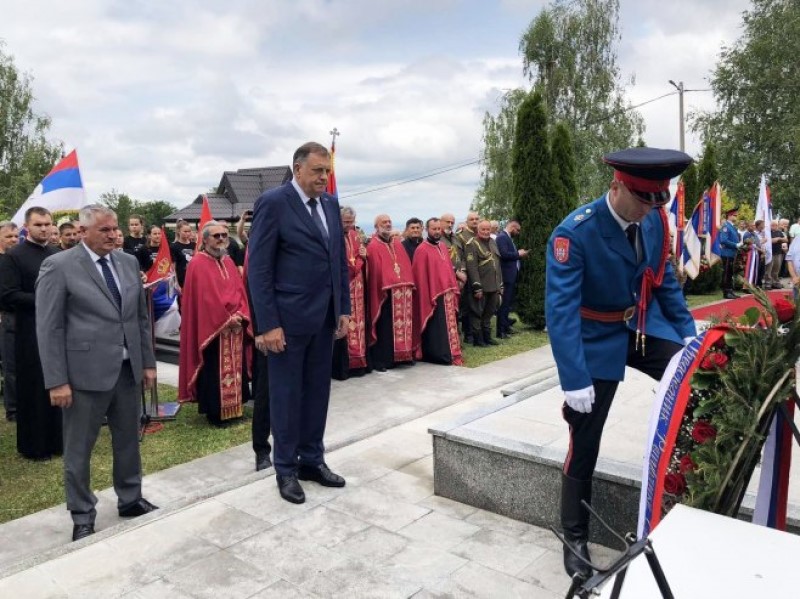 Za 413 poginulih u proboju koridora: Delegacije položile vijence i cvijeće kod spomen-obilježja