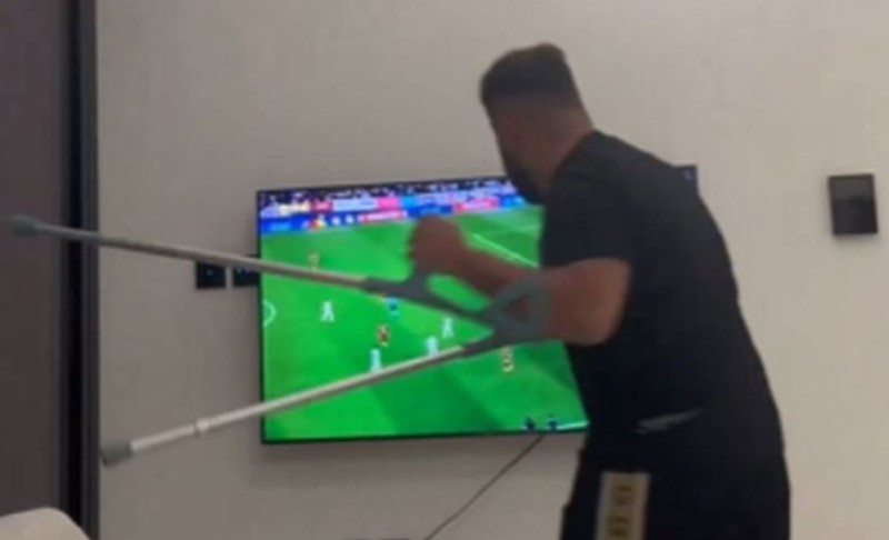 Englez polupao televizor tokom meča sa Srbijom: “Kakvo sra**e. Izvode Mitrovića?” VIDEO