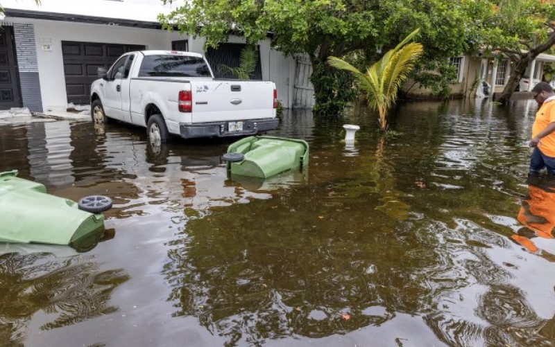 Vanredno stanje na Floridi: Kuće i automobili pod vodom, prijete jače poplave VIDEO