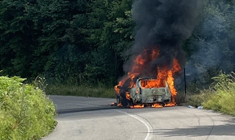 Vatra “guta” automobil: Dramatičan prizor na putu Banjaluka – Kneževo, saobraćaj stopiran