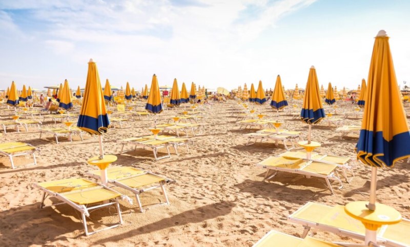 Neobičan prizor: Preko 700 golih ljudi formiralo živi zid na plaži FOTO