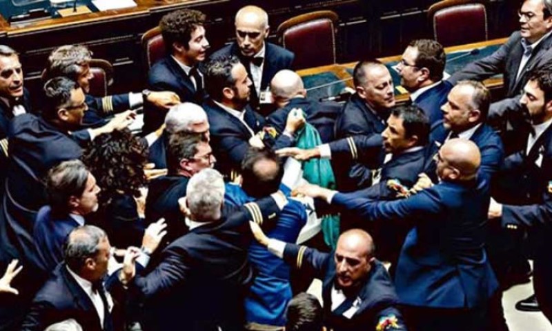 Drama u Italiji: Opozicija odlučila da održi protestni skup nakon tuče u parlamentu