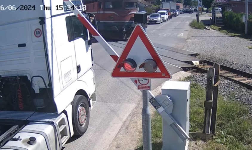 Neodgovorno ponašanje na pružnom prelazu Zalužani: Kamion ugrozio bezbjednost saobraćaja VIDEO