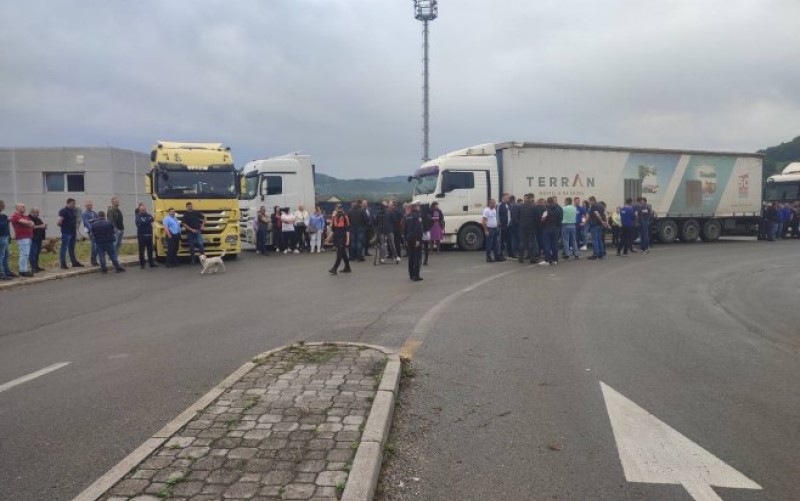 Zatvoren granični prelaz “Mali Zvornik”: Protest autoprevoznika i špeditera u Karakaju