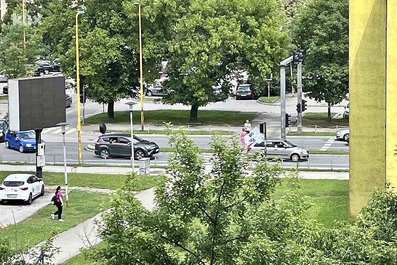 Svadbena kolona u Tuzli uznemirila građane: Iz automobila pucali na zgrade i most s pješacima