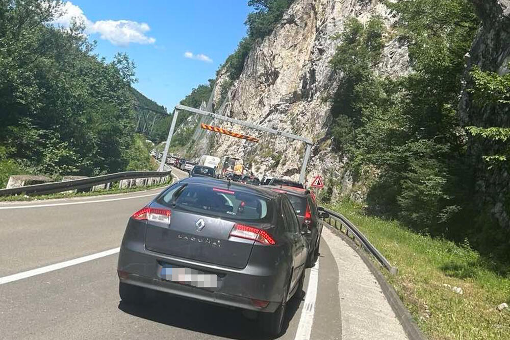 Saobraćajka u tunelu: Sudarili se kamion i automobil, stvaraju se dugačke kolone