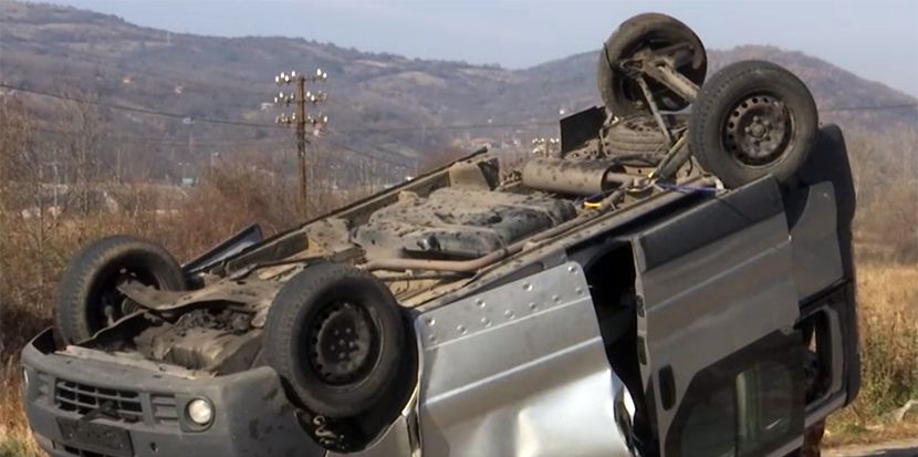 Saobraćajka na raskrsnici: Prevrnuo se kombi, ima povrijeđenih