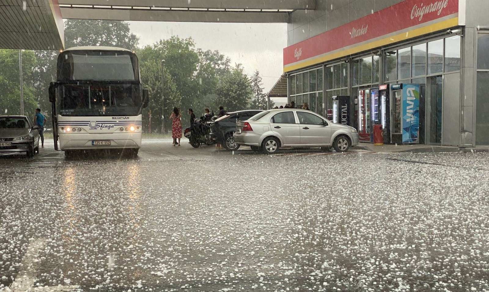 U Banjaluci prijavljena šteta na trideset putničkih vozila i nekoliko kuća