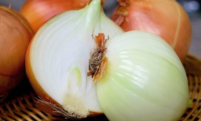 Rutinski korak u mnogim receptima, ali postoji trik: Ovo je tajni sastojak u dinstanju luka