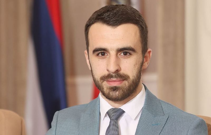 Davidović: Dok bilježimo napade na povratnike u FBiH, ministar Helez pozira sa puškom