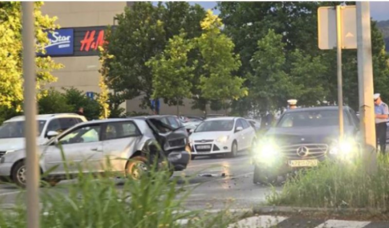 Oprez u ovom dijelu Banjaluke: Tri osobe povrijeđene u sudaru dva automobila VIDEO