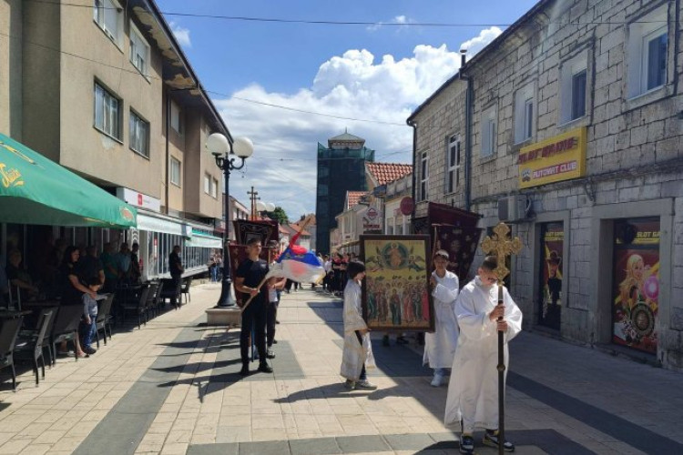 Nevesinje proslavlja Spasovdan: Gradskim ulicama prošla tradicionalna svečana litija