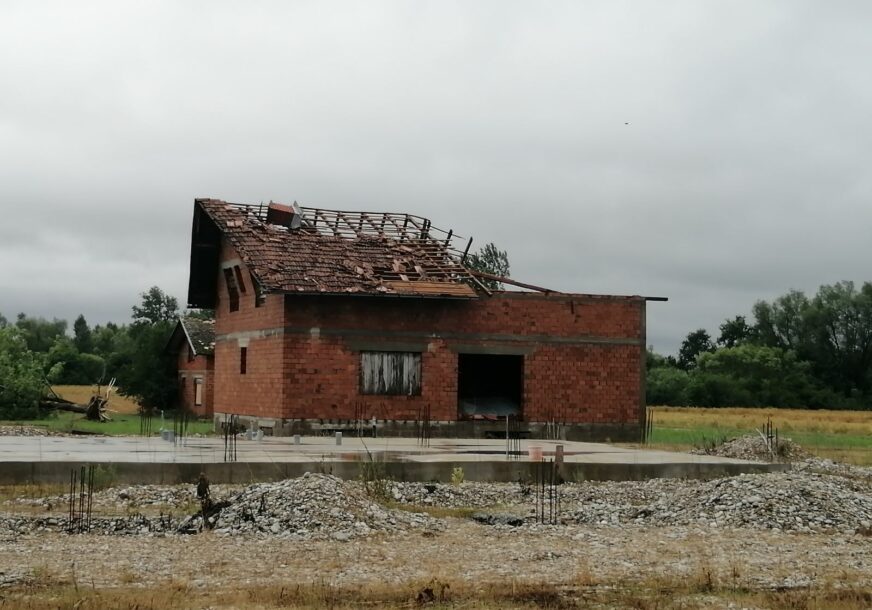 Nezapamćeno nevrijeme kod Gradiške: Vjetar oštetio krovove i usjeve, obarao drveće FOTO