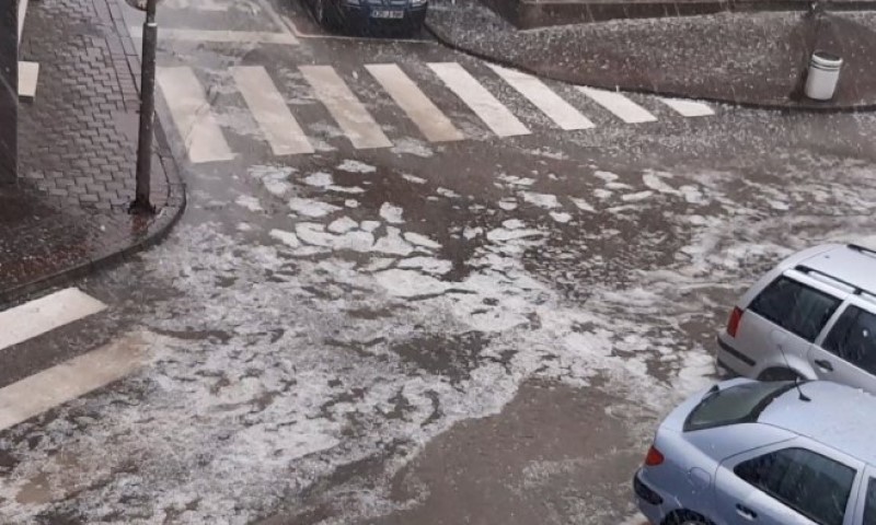 Jaka kiša i led iznenadili ljude: Snažno nevrijeme protutnjalo kroz Zvornik VIDEO