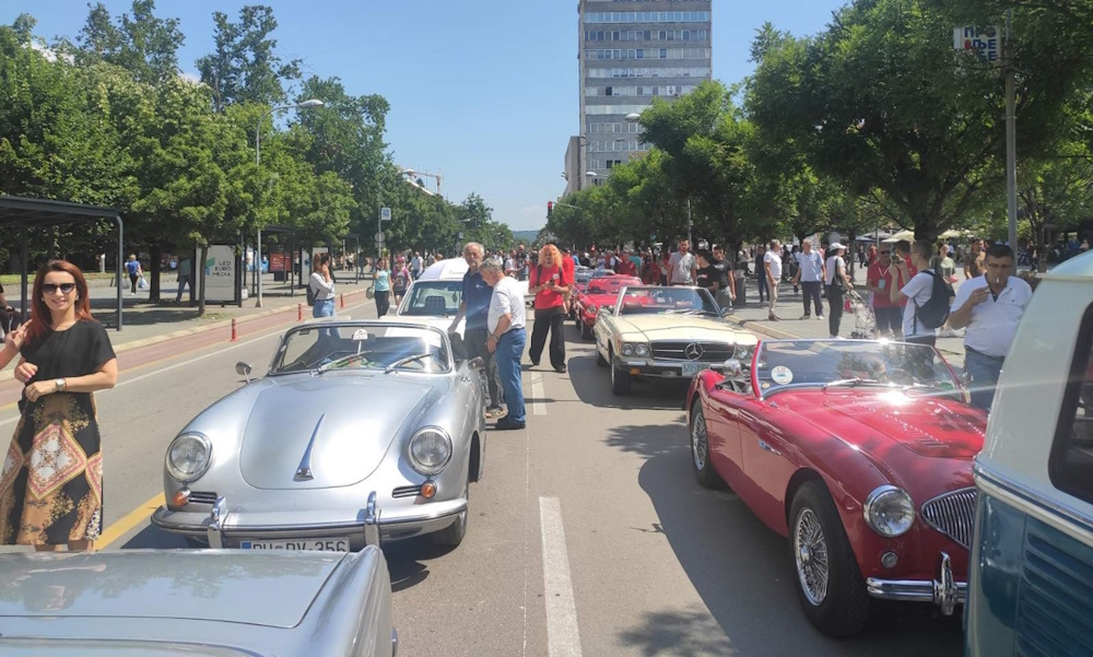Nema ko ih nije fotografisao: Oldtajmer kabrioleti “okupirali” Banjaluku FOTO/VIDEO