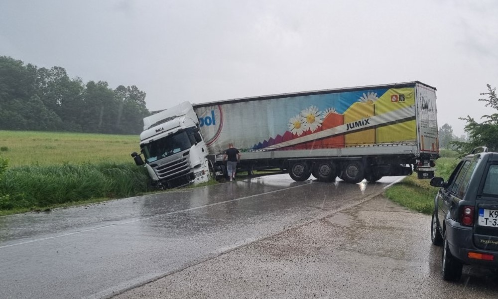 Vozači, naoružajte se oprezom: Veliki šleper popriječen na putu u ovom dijelu Srpske FOTO