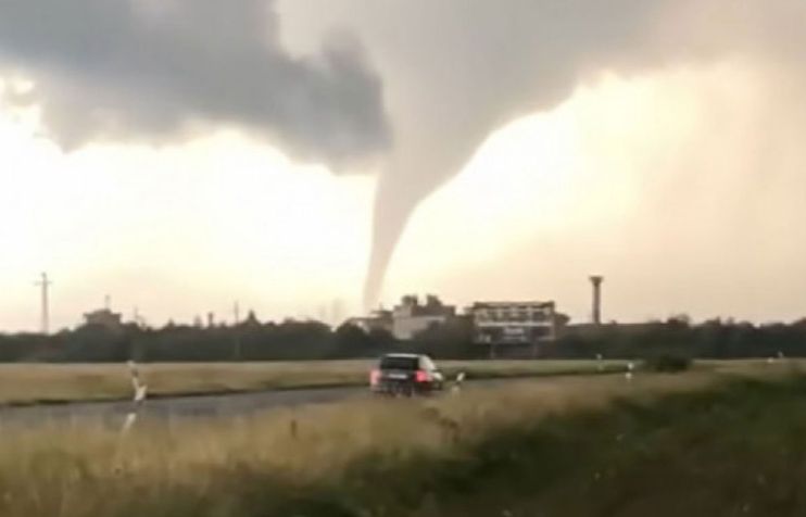 Superćelijska oluja stigla iz Austrije: U Mađarskoj snimljen veliki tornado VIDEO