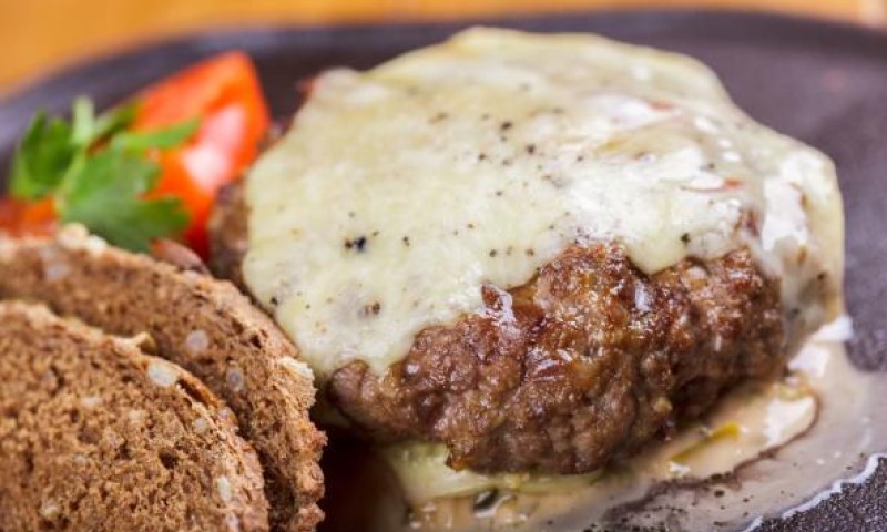 Ručak koji niko neće odbiti: Spremite najsočnije pljeskavice