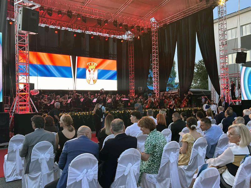 U Univerzitetskom gradu u Banjaluci održan spektakularan koncert pod nazivom “Poklon Republici” FOTO