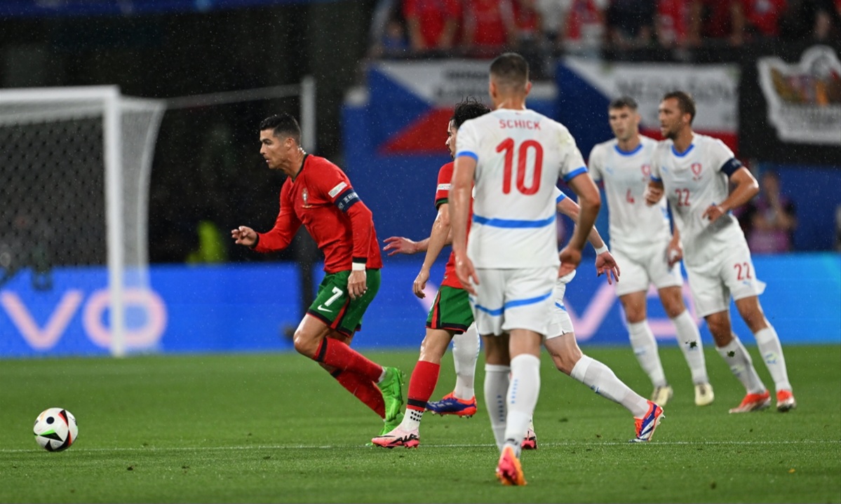 Česi vodili pa poraženi: Sin legende u nadoknadi spasao Portugalce