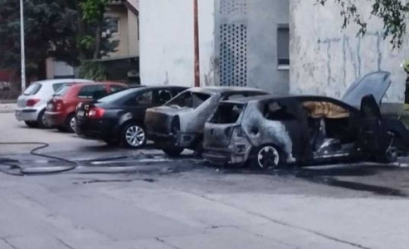 Drama na parkingu: Gorjela dva automobila u Bihaću – alarmirana policija