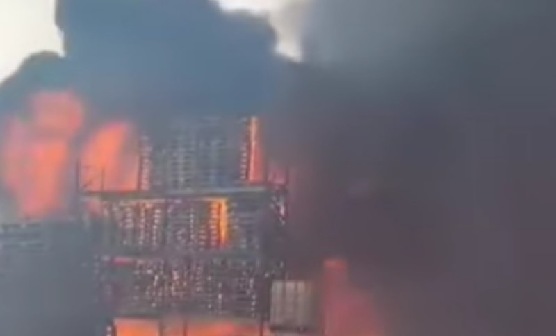 Požar zahvatio četiri magacina fabrike: U vatrenoj stihiji nastradao jedan radnik