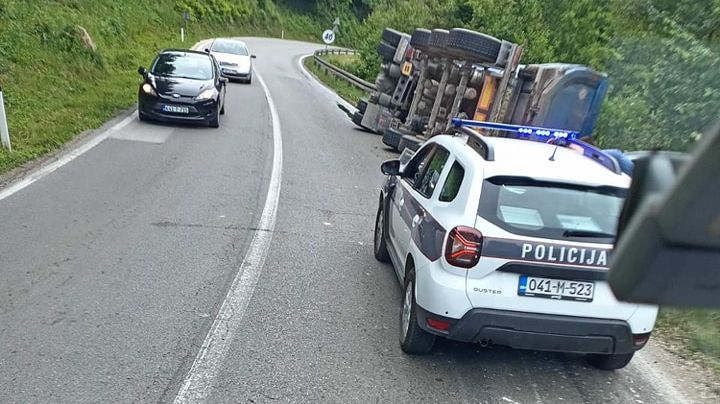 Prevrnuo se kamion: Saobraćaj se odvija naizmjenično