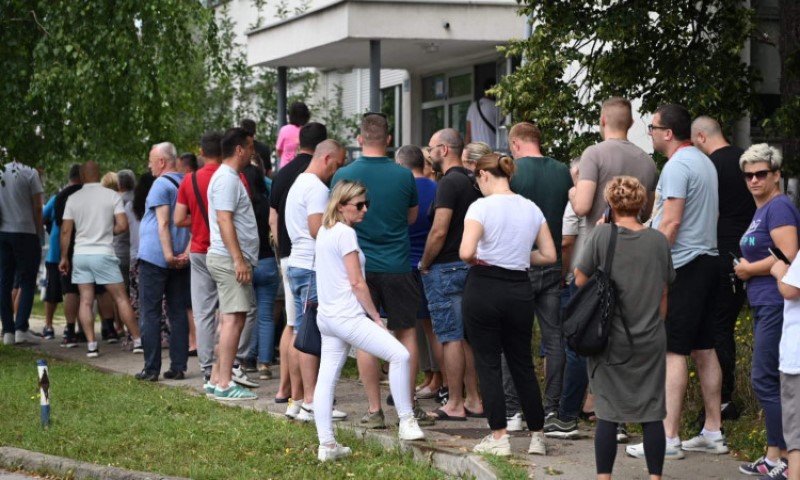 Dugi redovi ispred Policijske stanice: Banjalučani prijavljuju štetu nakon snažnog nevremena VIDEO