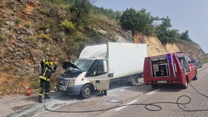 Intervenisali vatrogasci! Buktinja nasred puta, pričinjena velika materijalna šteta FOTO