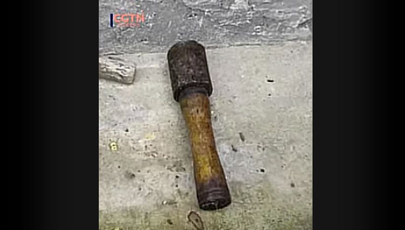 Mislila da je čekić: Žena ručnom granatom 20 godina mrvila orahe i zakucavala eksere VIDEO