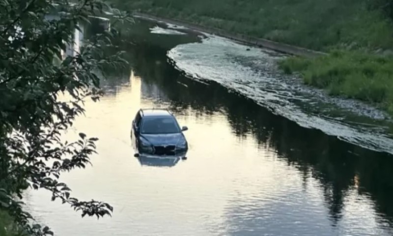 Šokantna priča iz BiH: “Škoda” završila u Miljacki, vozač do detalja opisao dramu