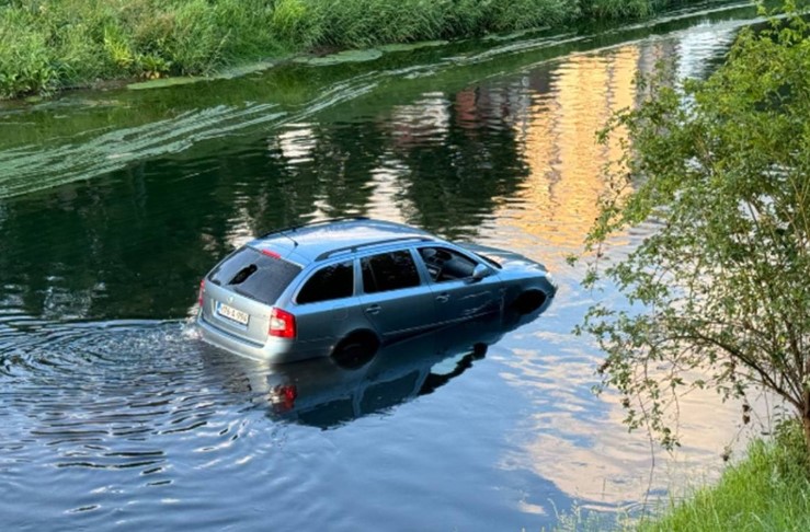 Nesvakidašnji slučaj: Gurnuo svoj auto u rijeku i otišao