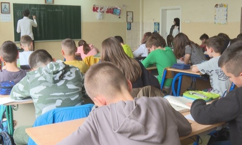 S promjenama u novu godinu: Školarci Srpske znanje će usvajati iz najmanje 17 novih knjiga