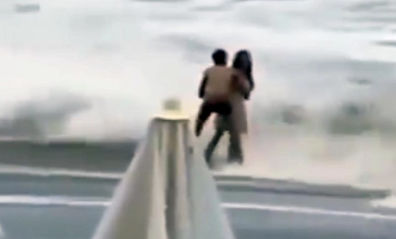 Grlila se sa momkom u plićaku, a onda je uslijedio horor: Talasi odnijeli djevojku u more VIDEO