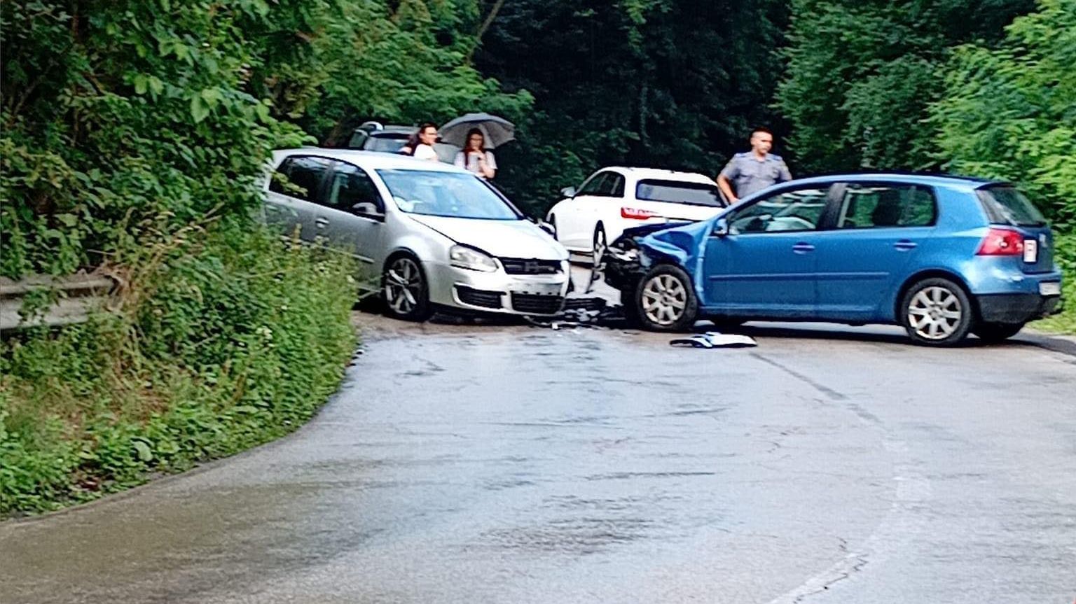 Sudar dva “golfa”: Policija na terenu, obustavljen saobraćaj