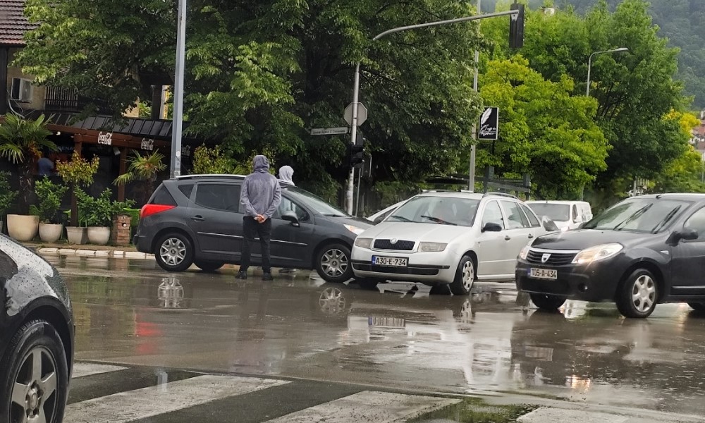 Nakon nevremena, vozači se ponovo hvataju za glave: Saobraćajka na raskrsnici u ovom dijelu Banjaluke