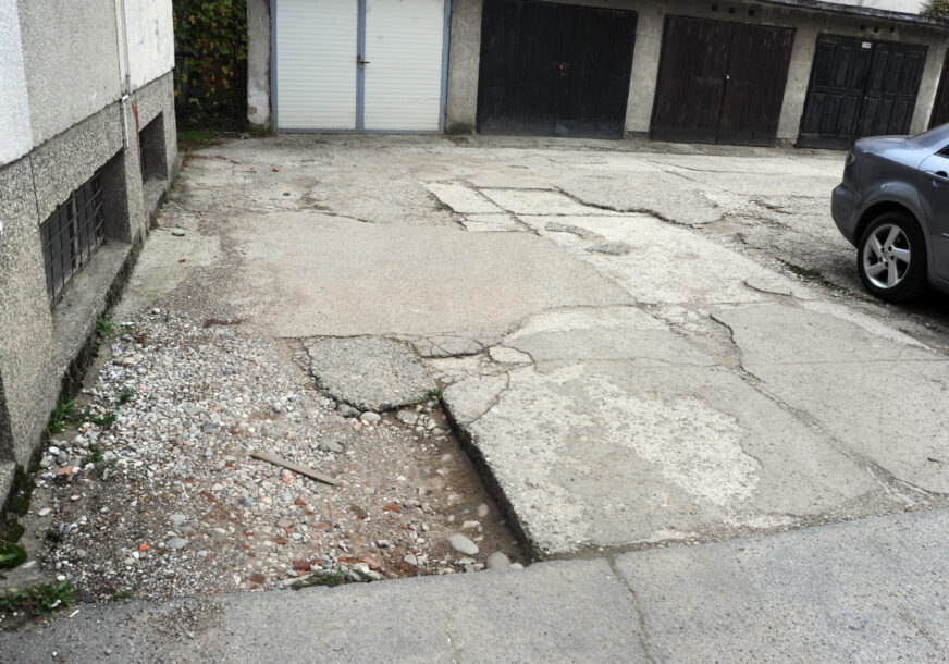 U blizini Gradske uprave: Parking stanara u centru Banjaluke u katastrofalnom stanju FOTO