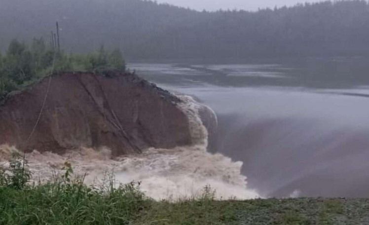 U zoni poplave 200 ljudi: Pukla brana na akumulaciji u Čeljabinskoj oblasti