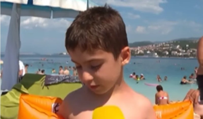 Simpatični dječak i još simpatičnija izjava o vrućini: Topim se kao sladoled VIDEO