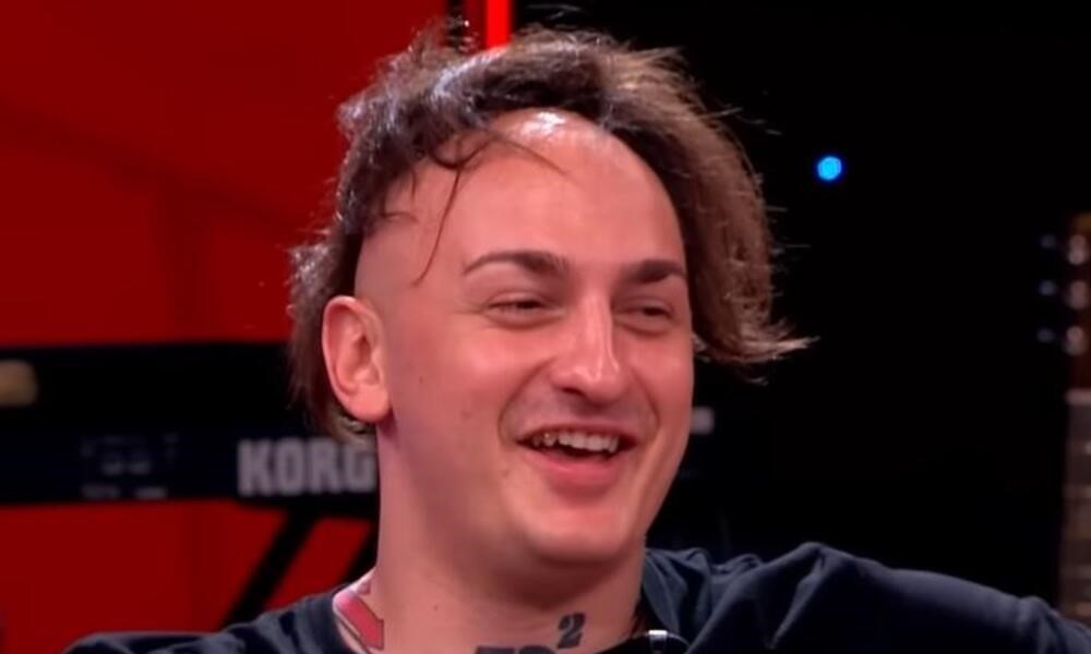 Kad smo mislili da nas ništa ne može iznenaditi: Desingerici fan gurnuo prst u pupak