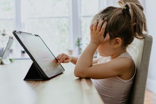 Stručnjaci upozoravaju roditelje: Sve više djece oboljele od digitalnog autizma