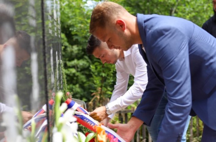 Služen parastos u Bronzanom Majdanu: Stanivuković odao počast poginulim borcima