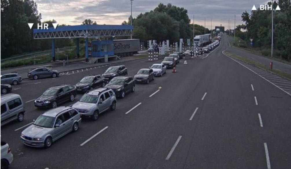 Godišnji odmori u jeku: Na graničnim prelazima u BiH za vikend zabilježen prelazak 683.615 osoba