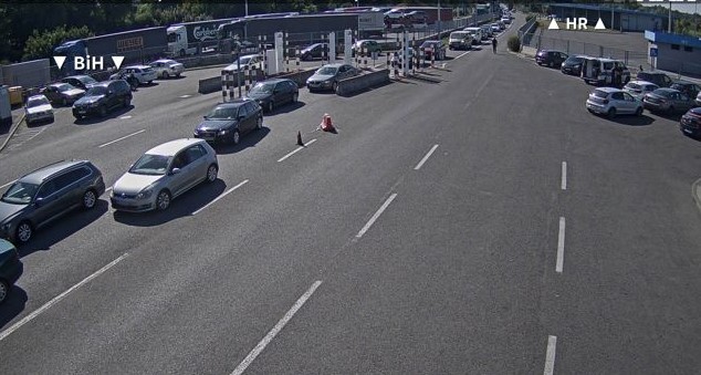 Duge kolone, a vozači nervozni: Višesatne gužve na granici sa BiH