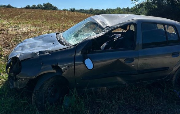 Opasnost po ostale vozače: Na putu ostavljena dva vozila poslije sudara FOTO